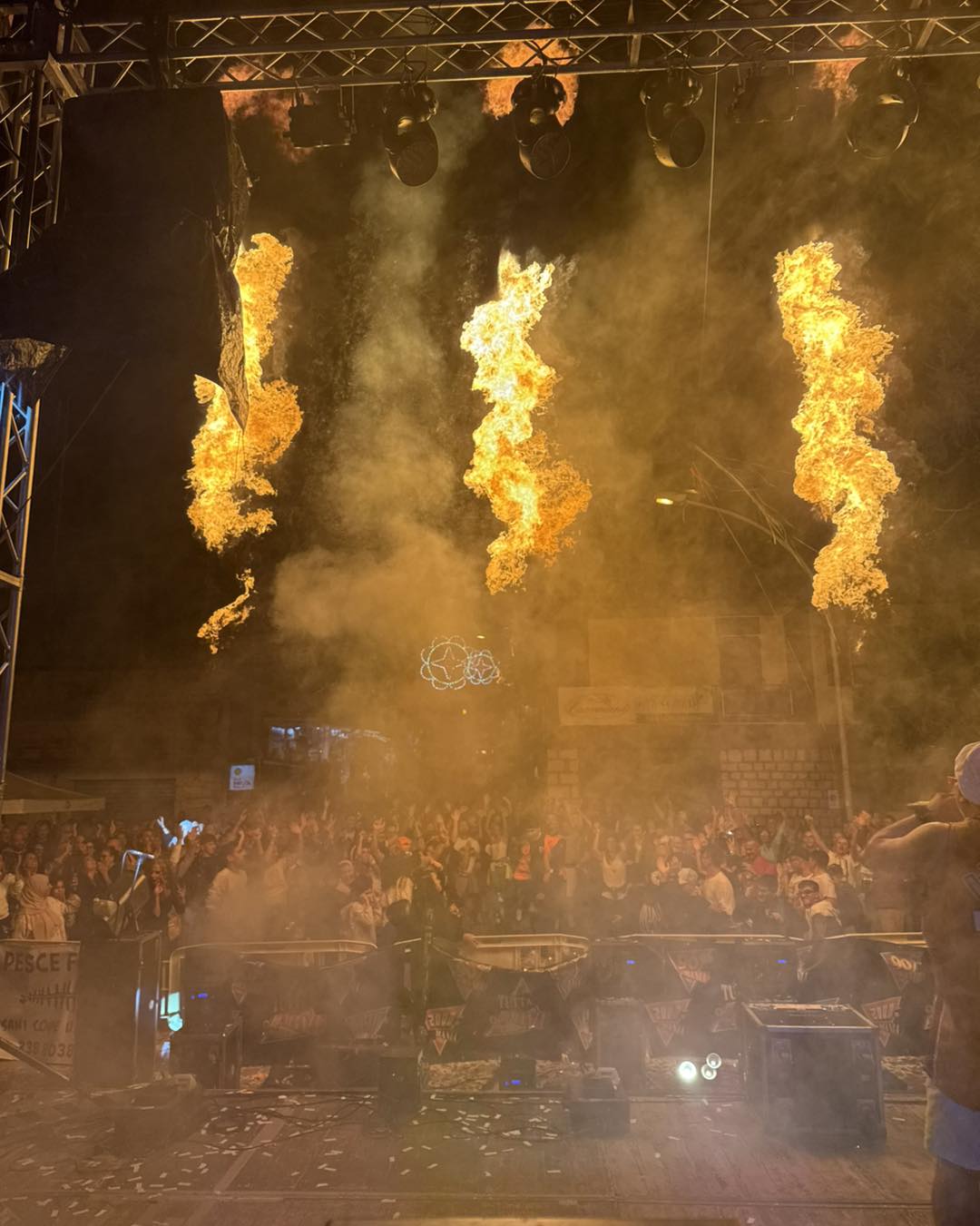 Show 90 Mania con effetti speciali
